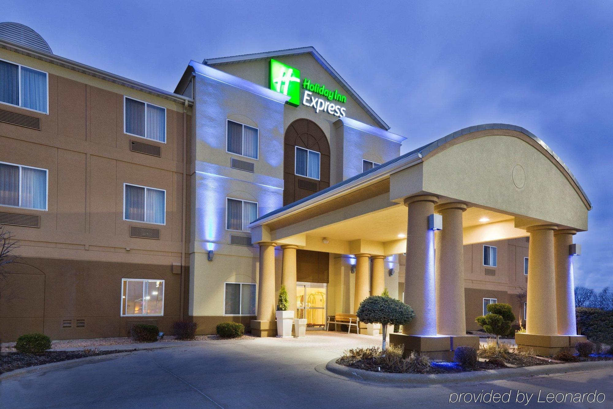 Holiday Inn Express Hotel & Suites Burlington By Ihg Kültér fotó