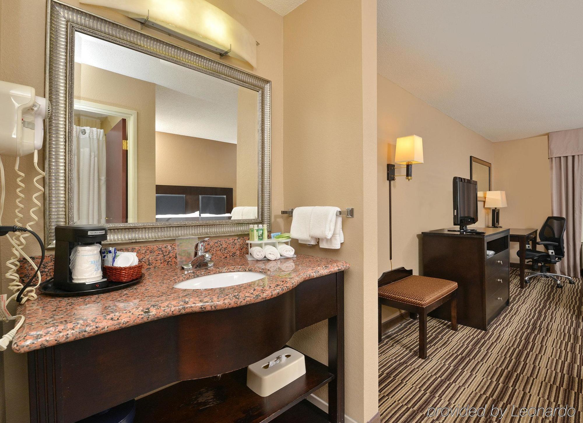 Holiday Inn Express Hotel & Suites Burlington By Ihg Kültér fotó