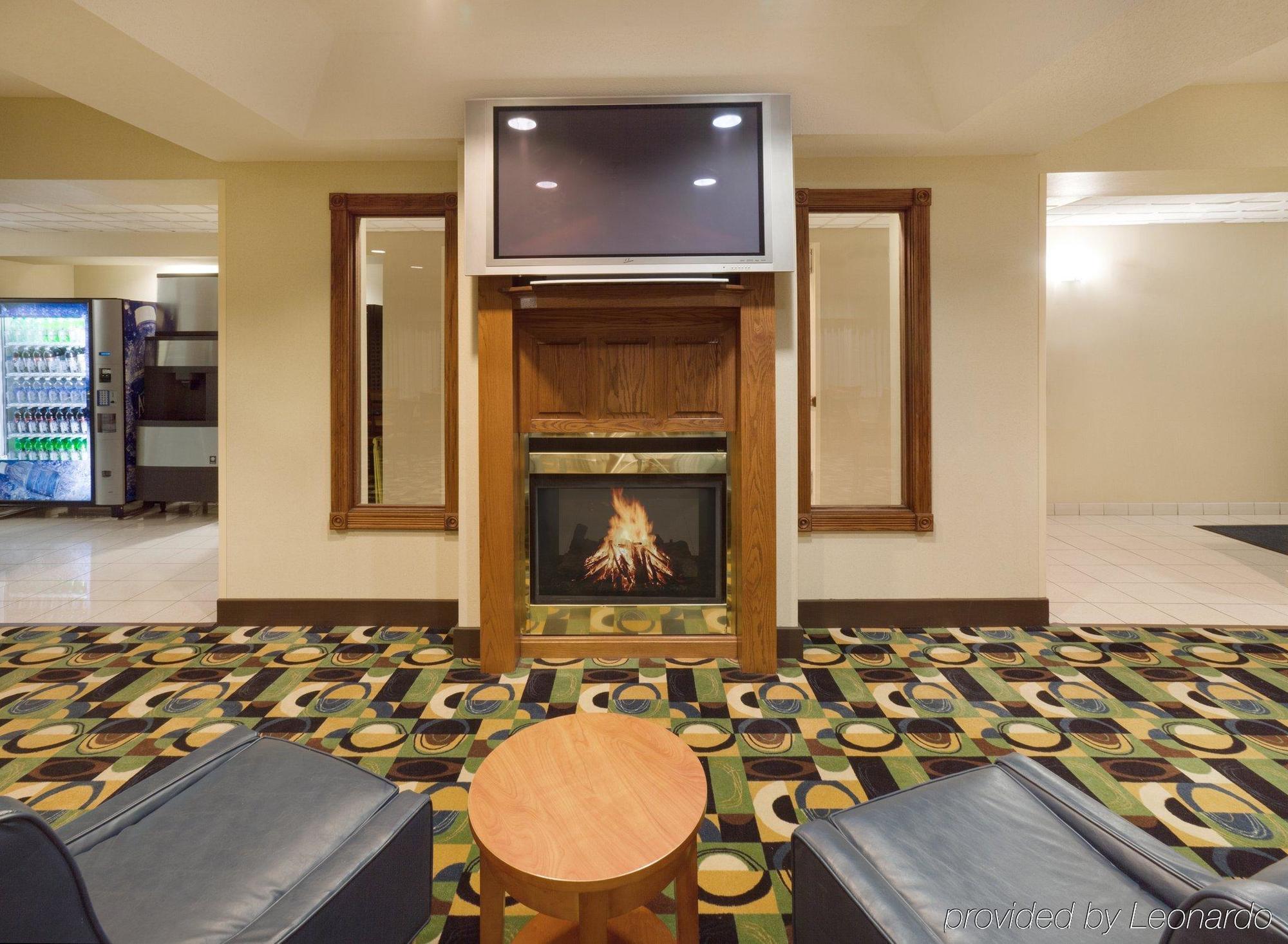 Holiday Inn Express Hotel & Suites Burlington By Ihg Beltér fotó
